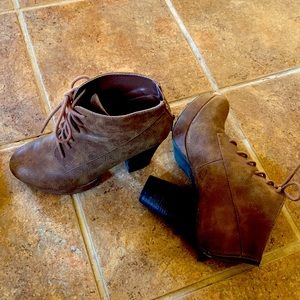 Daisy Fuentes, booties, brown, 4” heel, 8.5M